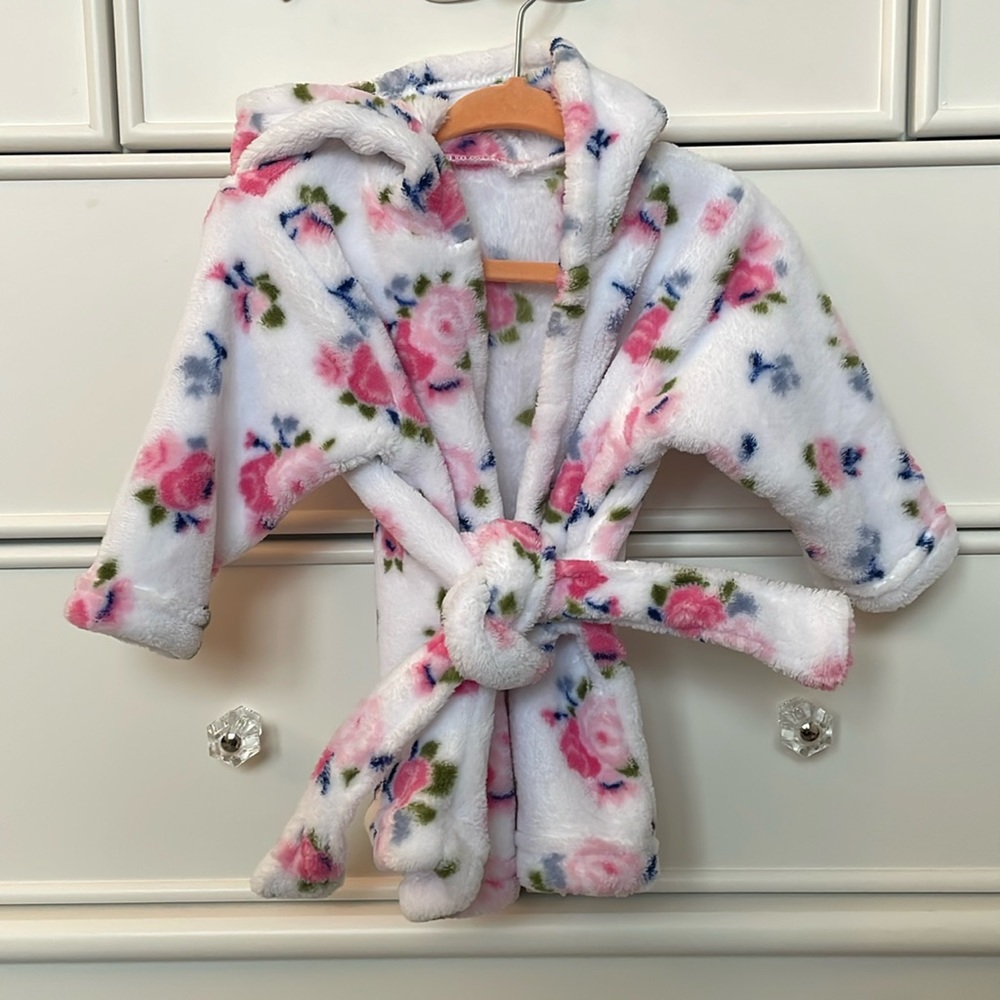 5/$15 Luvable Friends 0-9m floral hooded robe